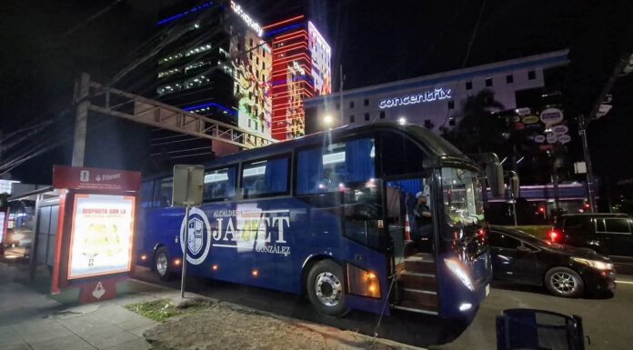 Alcaldía de La Libertad Oeste despliega transporte municipal tras incendio de bus en la carretera Los Chorros