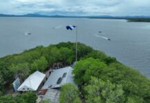 Presidente de Honduras encabeza ceremonia de izada de bandera en Isla Conejo