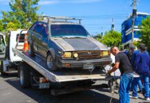 Alcaldía de San Salvador Este retira vehículos abandonados para liberar espacios públicos en Soyapango