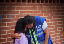 Psicóloga salvadoreña brinda apoyo emocional a adolescente que perdió a 11 familiares tras terremotos en Venezuela