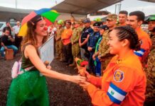 Venezolanos agradecen con flores a la misión humanitaria salvadoreña por su labor tras los terremotos