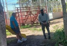 Alcaldía de La Libertad Sur retira a personas que consumían alcohol en cancha deportiva tras denuncia ciudadana