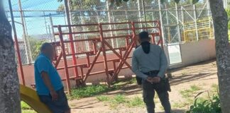 Alcaldía de La Libertad Sur retira a personas que consumían alcohol en cancha deportiva tras denuncia ciudadana