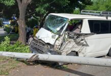 Microbús choca contra dos postes en la autopista a Comalapa; dos personas resultan lesionadas