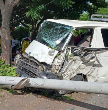 Microbús choca contra dos postes en la autopista a Comalapa; dos personas resultan lesionadas