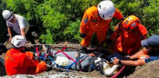 Bomberos rescatan a persona lesionada en zona de difícil acceso del cerro Tecana
