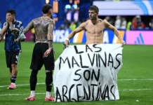La bandera que mostraron los jugadores de la selección tras el triunfo ante Inglaterra: «Las Malvinas son argentinas»