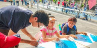 Familias aprenden a elaborar piscuchas durante el Festival Tradiciones en el Centro Histórico