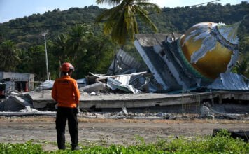 Indonesia eleva a 100 los muertos por el terremoto de magnitud 7,7 en la isla de Flores