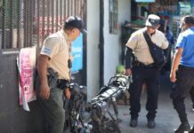 Retiran motocicleta y objetos voluminosos que obstruían el paso peatonal en Altavista