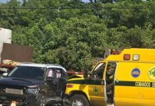 Ambulancia que se dirigía a trasladar a un paciente resulta involucrada en accidente en Acajutla