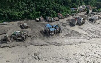 Una inmensa riada deja un centenar de víctimas en Nepal y China y casi 900 desaparecidos