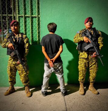 Detienen a menor de 15 años con imágenes alusivas a la MS-13 en la Coruña II, Soyapango