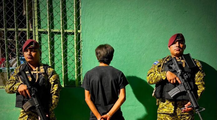 Detienen a menor de 15 años con imágenes alusivas a la MS-13 en la Coruña II, Soyapango