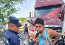 Detienen a conductor ebrio tras provocar un choque entre dos rastras en la Ruta Militar