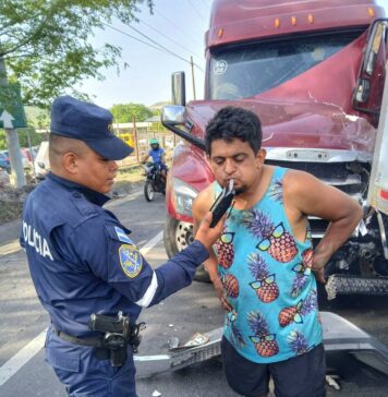 Detienen a conductor ebrio tras provocar un choque entre dos rastras en la Ruta Militar