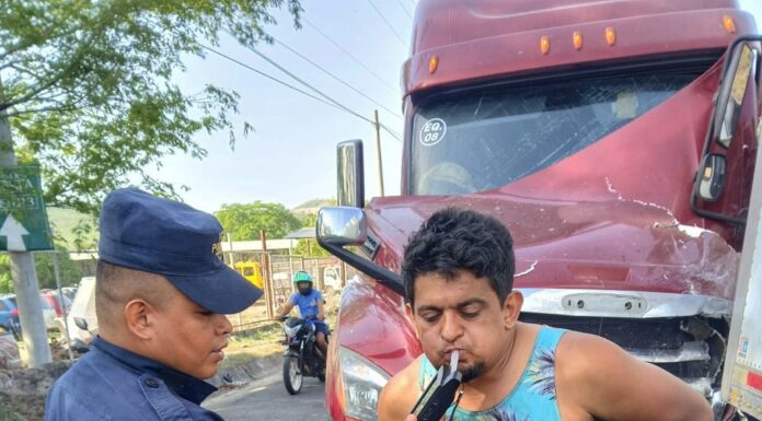 Detienen a conductor ebrio tras provocar un choque entre dos rastras en la Ruta Militar