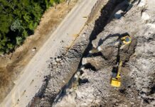 Maquinaria retira material tras voladuras controladas en el sector de Tadisa, en Los Chorros