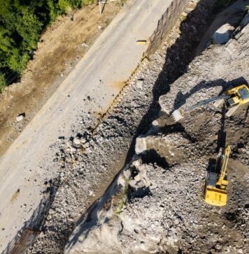 Maquinaria retira material tras voladuras controladas en el sector de Tadisa, en Los Chorros