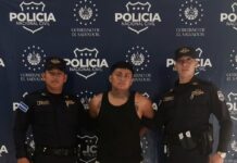 Capturan a conductor tras chocar contra varios vehículos estacionados en San Miguel