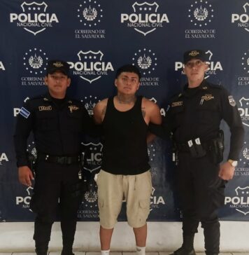 Capturan a conductor tras chocar contra varios vehículos estacionados en San Miguel