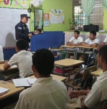 PNC imparte charlas educativas a estudiantes en Panchimalco