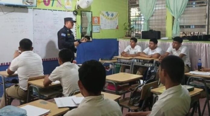 PNC imparte charlas educativas a estudiantes en Panchimalco