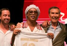 Ronaldinho aterriza en Italia para su presentación como nuevo jugador del Ravenna
