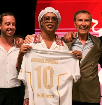 Ronaldinho aterriza en Italia para su presentación como nuevo jugador del Ravenna
