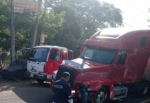 Motociclista muere tras colisionar contra una rastra en la carretera Panamericana