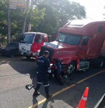 Motociclista muere tras colisionar contra una rastra en la carretera Panamericana