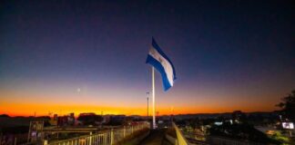 San Salvador Centro iza la monumental bandera para dar inicio al mes patrio