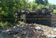 Conductor fallece tras el volcamiento de un camión sobre el bulevar Constitución en Apopa