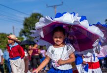 Estudiantes de Los Toles celebran el Desfile de Independencia sobre una nueva carretera totalmente pavimentada en Ahuachapán Centro
