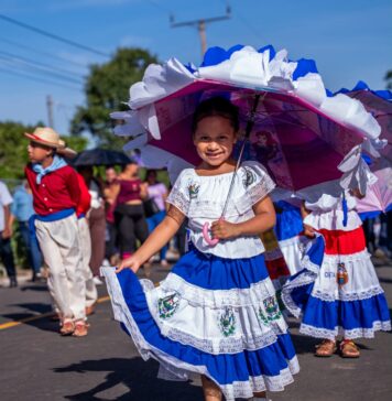 Estudiantes de Los Toles celebran el Desfile de Independencia sobre una nueva carretera totalmente pavimentada en Ahuachapán Centro