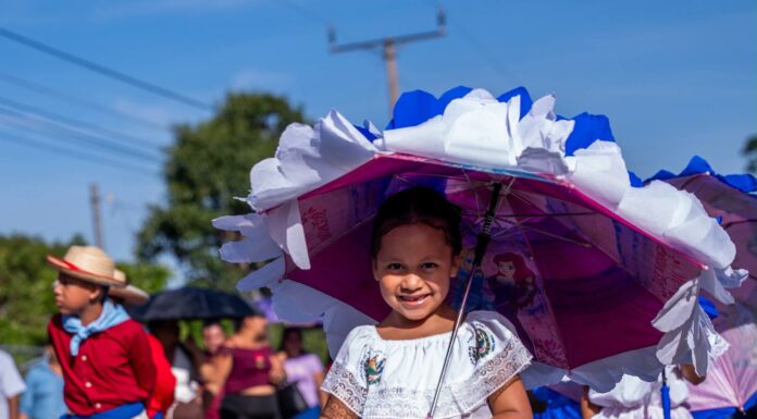 Estudiantes de Los Toles celebran el Desfile de Independencia sobre una nueva carretera totalmente pavimentada en Ahuachapán Centro