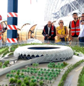 El embajador de China y el tenista Marcelo Arévalo realizan recorrido de inspección por el nuevo Estadio Nacional
