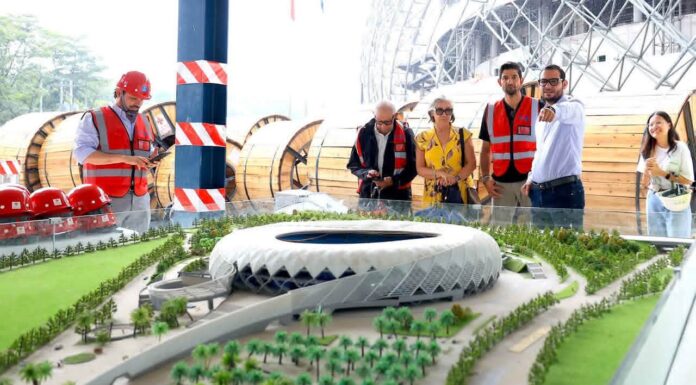 El embajador de China y el tenista Marcelo Arévalo realizan recorrido de inspección por el nuevo Estadio Nacional