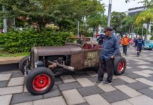 Exposición de autos clásicos reúne a familias en la Plaza Simón Bolívar en el corazón de El Salvador
