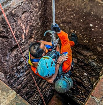 Bomberos rescatan a hombre que cayó a una fosa séptica de 10 metros en Zacatecoluca