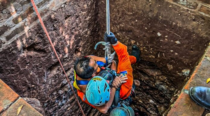 Bomberos rescatan a hombre que cayó a una fosa séptica de 10 metros en Zacatecoluca