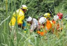 Cuerpos de socorro rescatan a persona tras caer a un barranco en Ayutuxtepeque