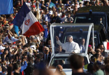 El papa pide penitencia «por un mundo que va mal» en misa multitudinaria en Lourdes