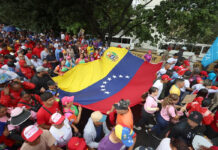 Cientos de venezolanos salen a las calles a recordar el último triunfo electoral de Chávez