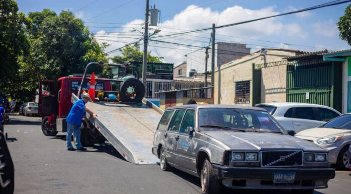 Alcaldía de San Salvador Este intensifica el plan “Vías Libres” con el retiro de vehículos abandonados en Soyapango