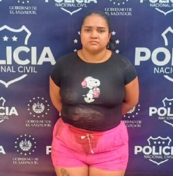 Detienen a mujer acusada de lesionar con un envase de vidrio a dos hombres con quienes había estado bebiendo alcohol