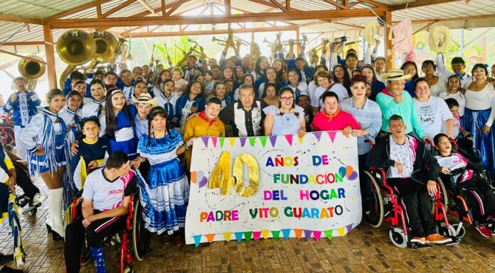 Un desfile lleno de alegría llevó el espíritu cívico al Hogar Padre Vito Guarato