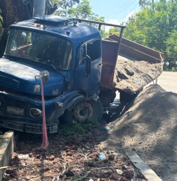 Conductor sin licencia pierde el control de camión de carga y colisiona contra poste en la autopista a Comalapa