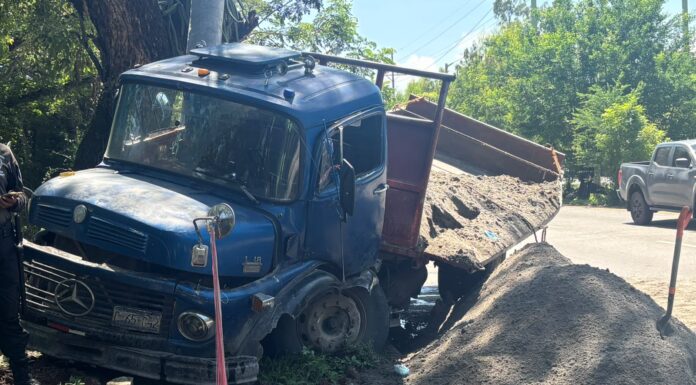 Conductor sin licencia pierde el control de camión de carga y colisiona contra poste en la autopista a Comalapa