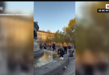 Cientos de franceses toman las calles con escobas y mangueras para reparar los destrozos de los disturbios